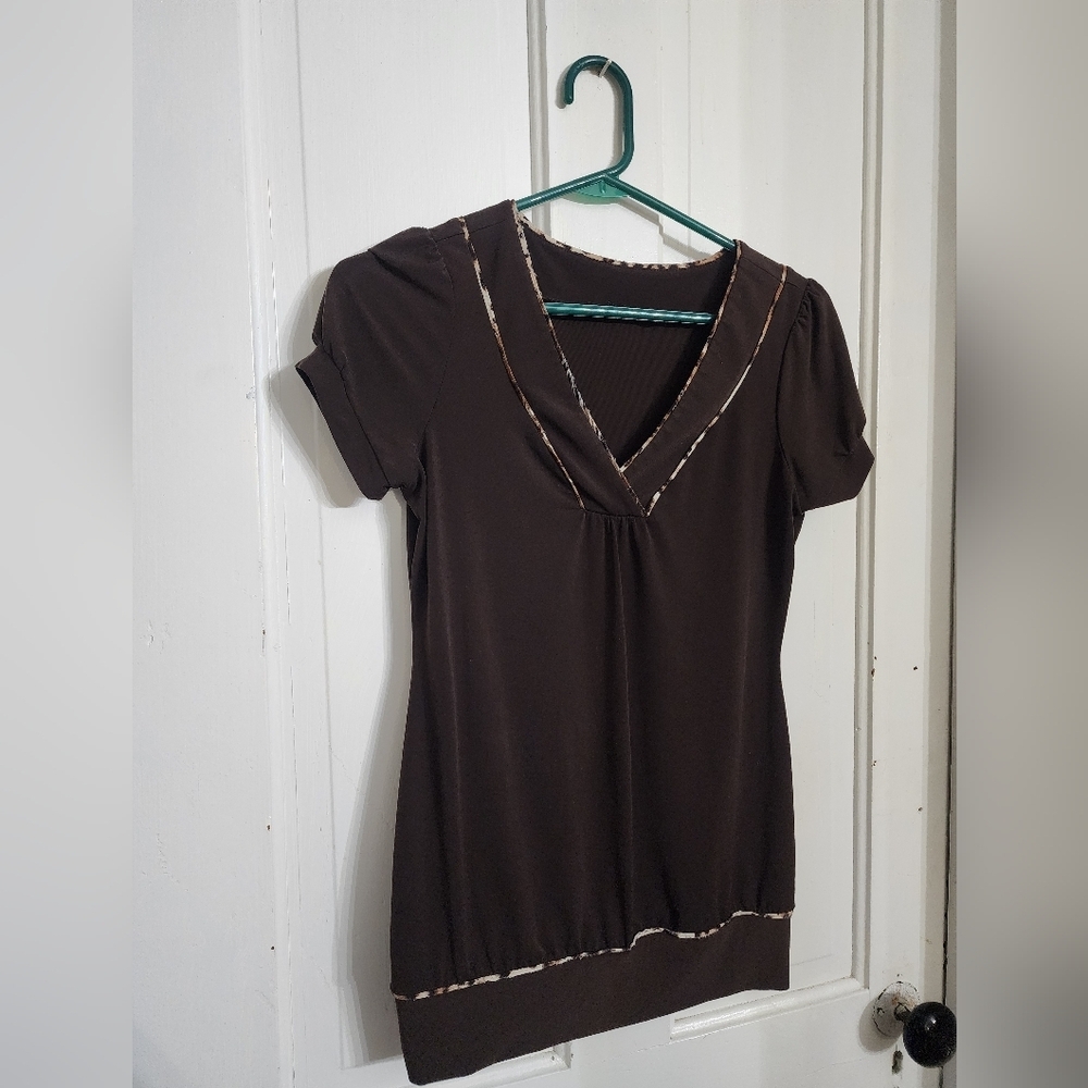 👸👕🐆 Maurices Deep Vneck Cap sleeved top in size Small - Picture 3 of 8